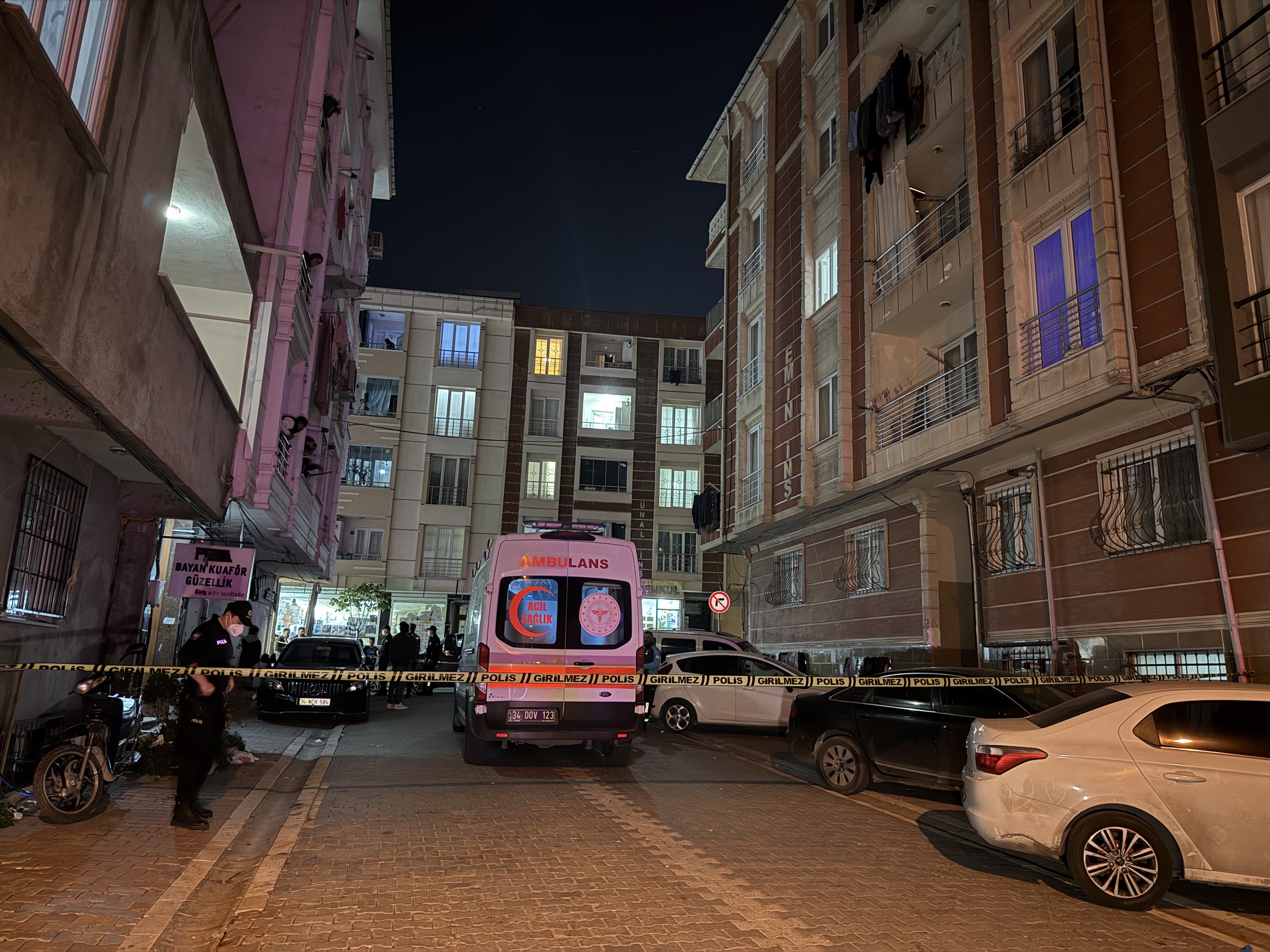 Esenyurt’ta bir binanın bodrum katından yapılan ilaçlama nedeniyle bina sakinlerinden