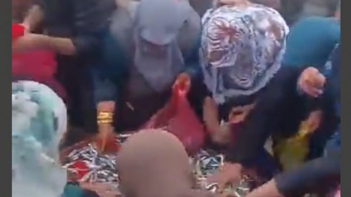 Seyitgazi ilçesinde vatandaşa ücretsiz hamsi dağıtan balıkçının önünde toplanan kalabalık