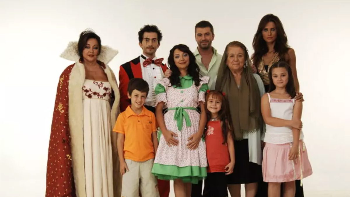 Bez Bebek dizisinde Evrim Akın ile başrolleri paylaşan Asena Keskinci,