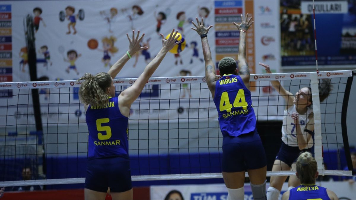 Voleybol Sultanlar Ligi'nin 7. haftasında Fenerbahçe, deplasmanda Aydın Büyükşehir Belediyespor'u