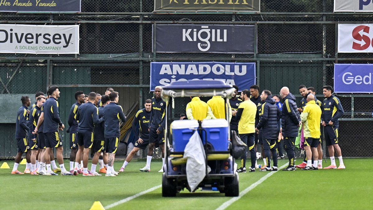 Domenico Tedesco yönetimindeki Fenerbahçe, Ferencvaros ile oynayacağı UEFA Avrupa Ligi