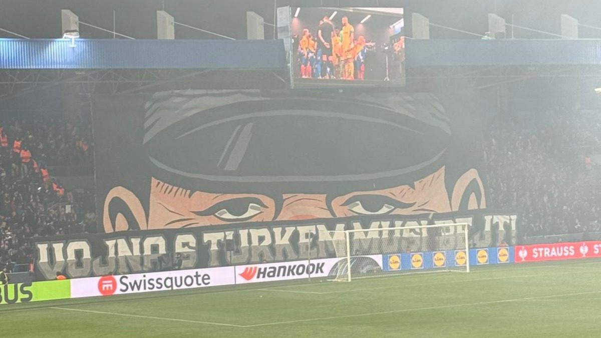 Fenerbahçe'nin UEFA Avrupa Ligi maçında Victoria Plzen taraftarlarının açtığı pankarta