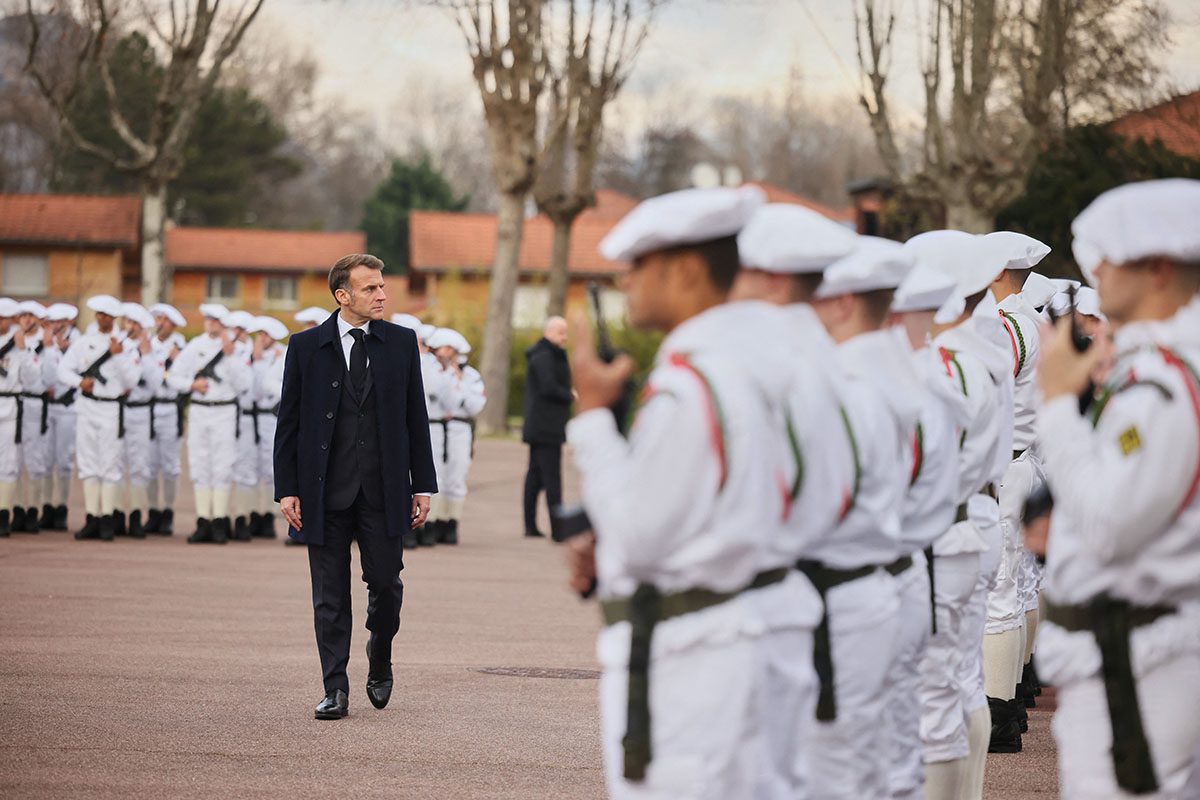 Fransa Cumhurbaşkanı Emmanuel Macron, 2026 yılının ortalarında gönüllü askerlik uygulamasının