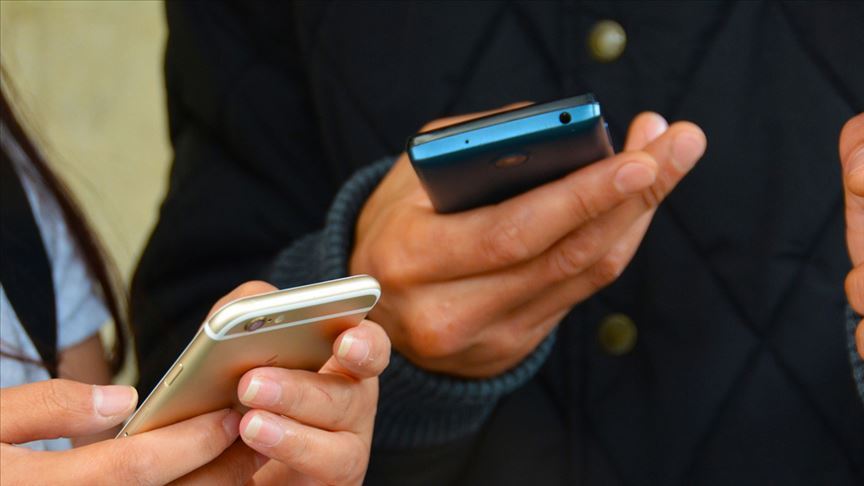 Fransa'da liselerden gelecek yıldan itibaren öğrenciler için cep telefonlarının yasaklanması