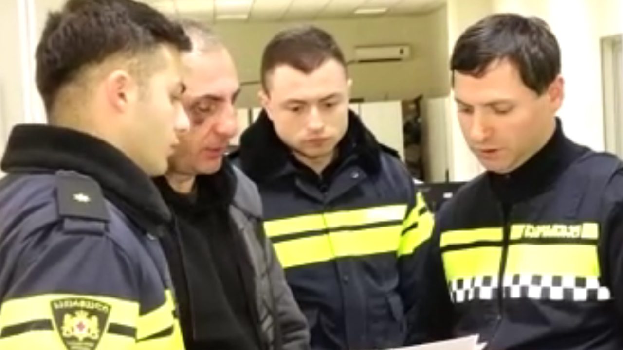 Gürcistan'da muhalefet liderlerinden Aleksandre Elisaşvili, Tiflis Şehir Mahkemesi binasını "kundaklama