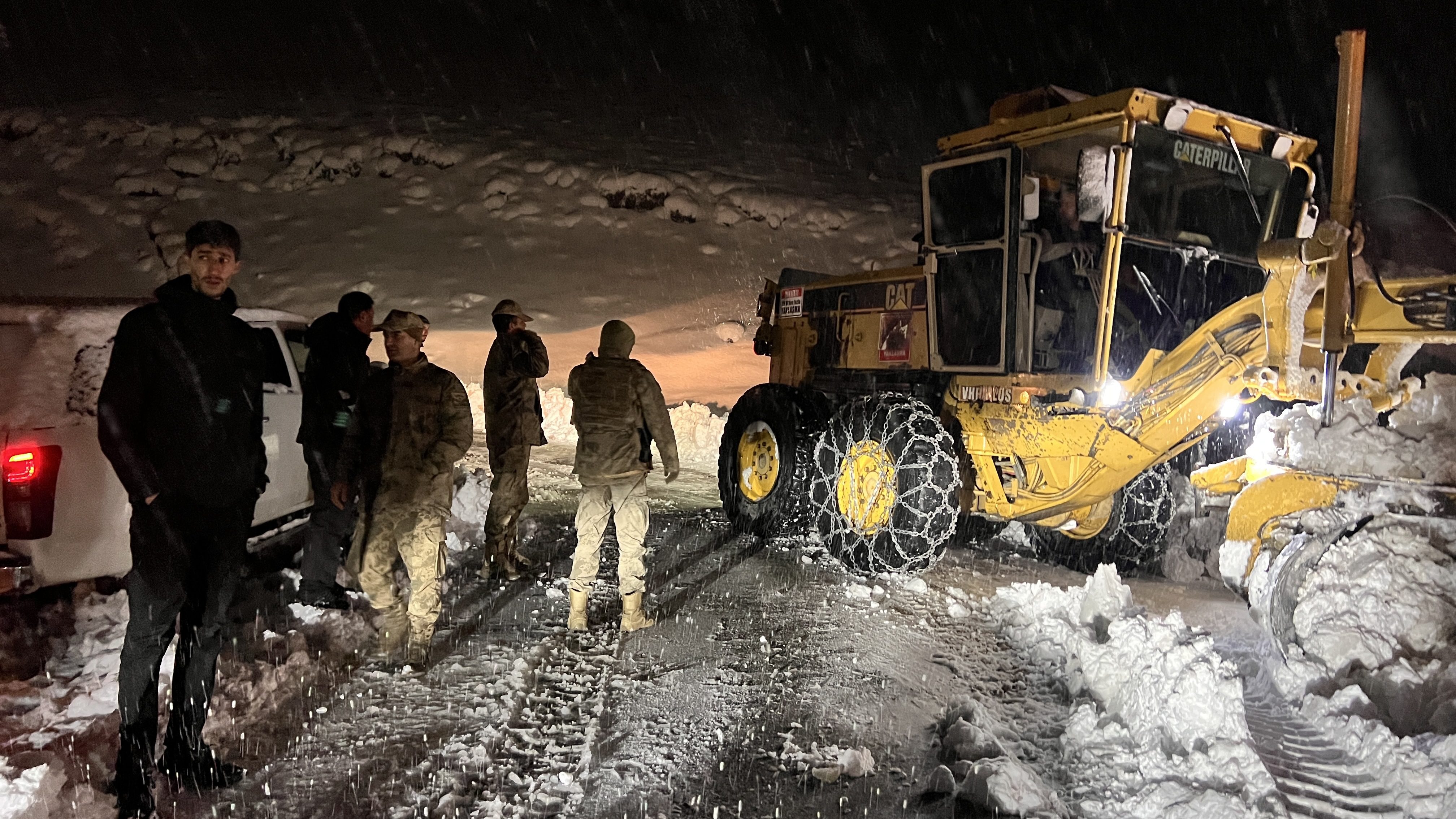 Hakkari'nin Yüksekova ilçesinde etkili olan kar ve tipi nedeniyle birçok