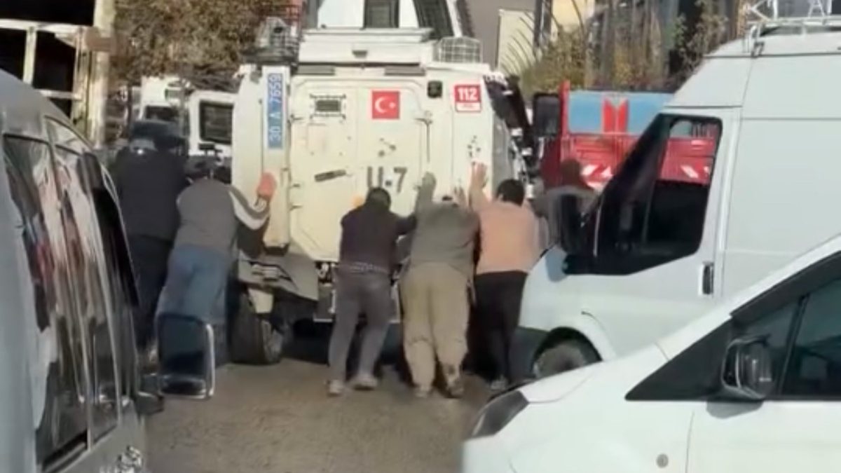 Yüksekova ilçesinde arızalanarak yolda kalan bir zırhlı polis aracı, vatandaşların