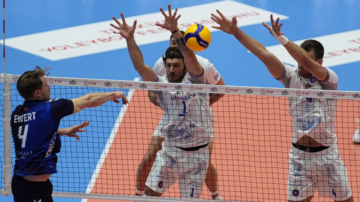 Voleybol Efeler Ligi'nin 3. haftasında Halkbank, deplasmanda Altekma'yı 3-2 yendi.