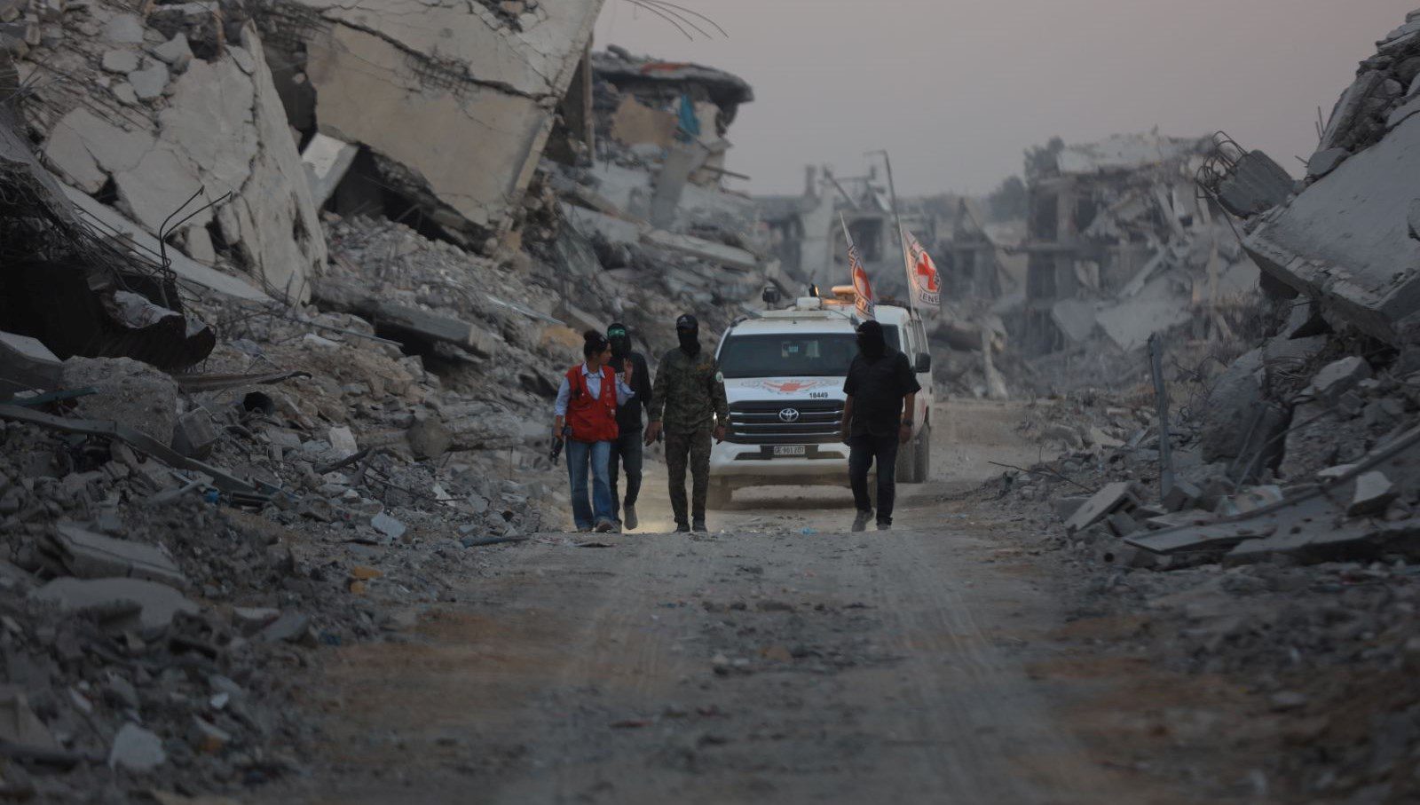 Hamas, 3 esirin daha cenazesini İsrail'e teslim etti. İsrail basını ise,