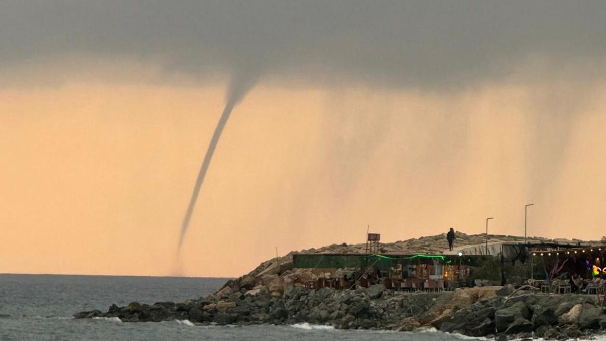 Hatay'da Akdeniz açıklarında deniz yüzeyinde oluşan hortum, vatandaşlar tarafından cep