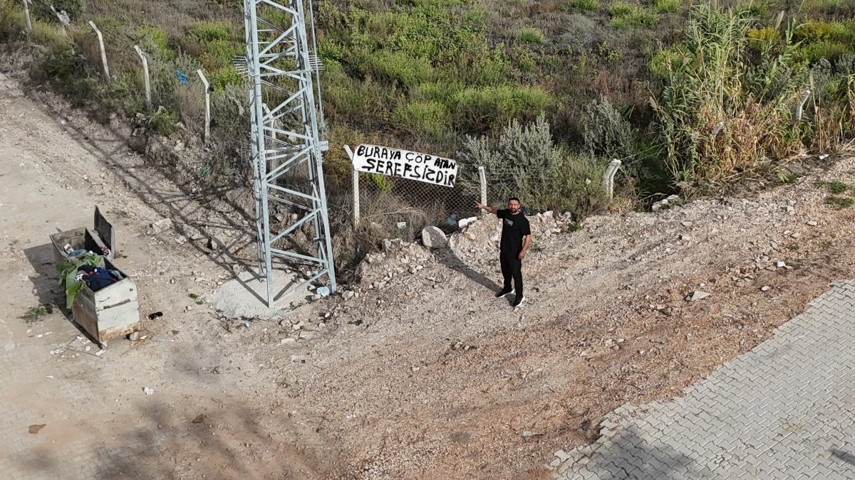 Antakya ilçesinde  evinin yanı başında bulunan araziye çöp atanlara