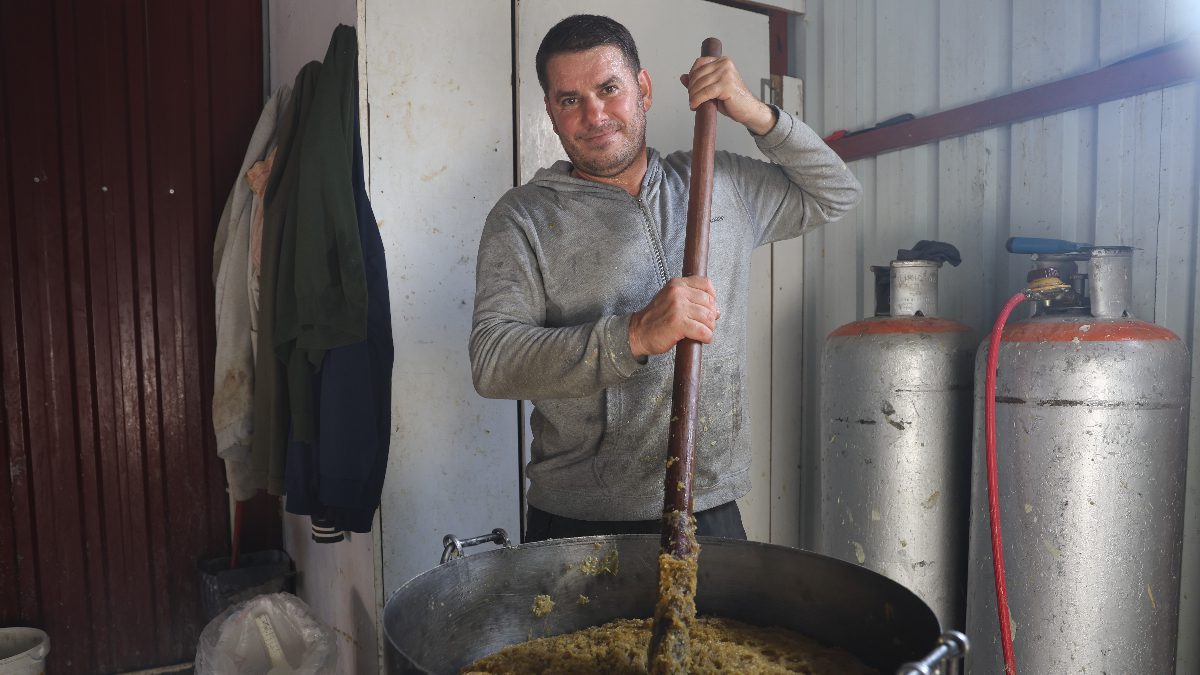 Babasından devraldığı sabun üretimini 30 yıldır devam ettiren üretici, bölge