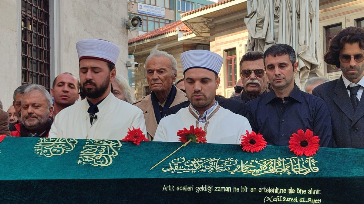 Yolun karşısına geçmeye çalışırken motosikletin çarpması sonucu hayatını kaybeden Türk
