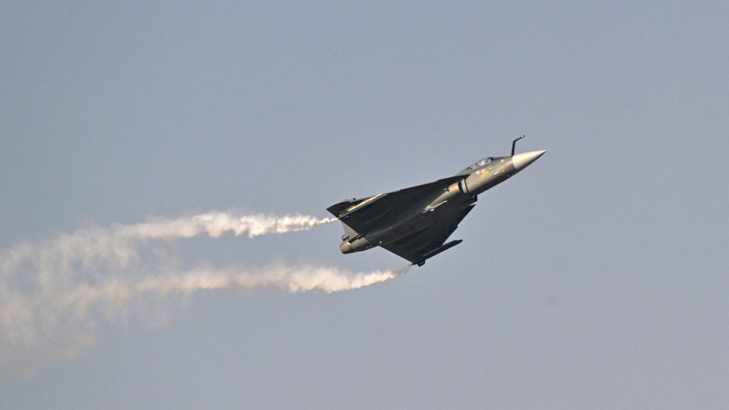 Hindistan’a ait Tejas savaş uçağı Dubai Airshow’daki gösteri uçuşu sırasında