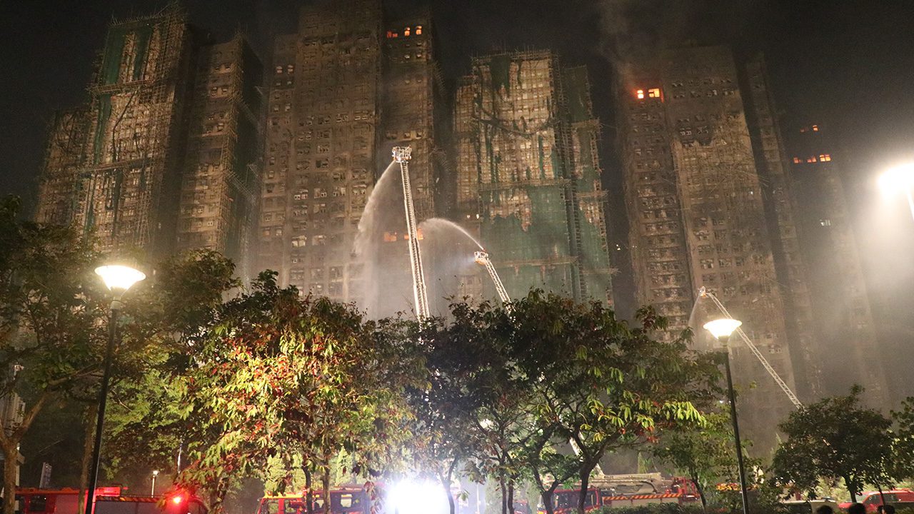 Hong Kong'daki gökdelen yangınında ölü sayısı 94'e yükseldi, 279 kişi