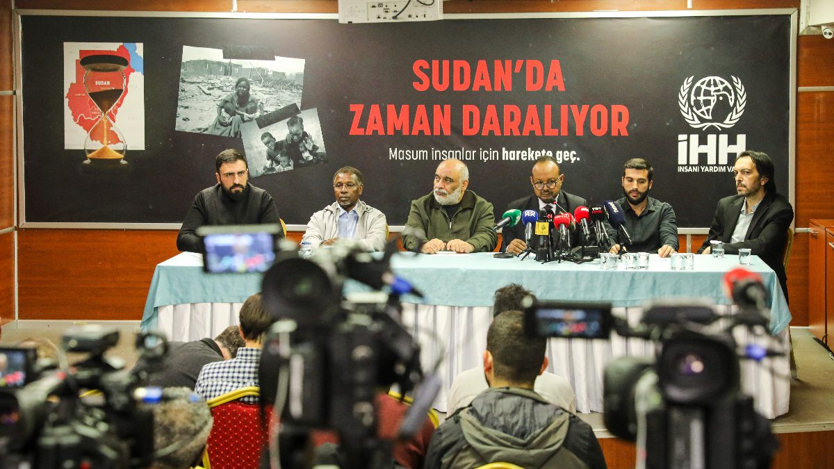 İHH Genel Başkanı Bülent Yıldırım, İHH Genel Merkezi’nde yapılan Sudan’da