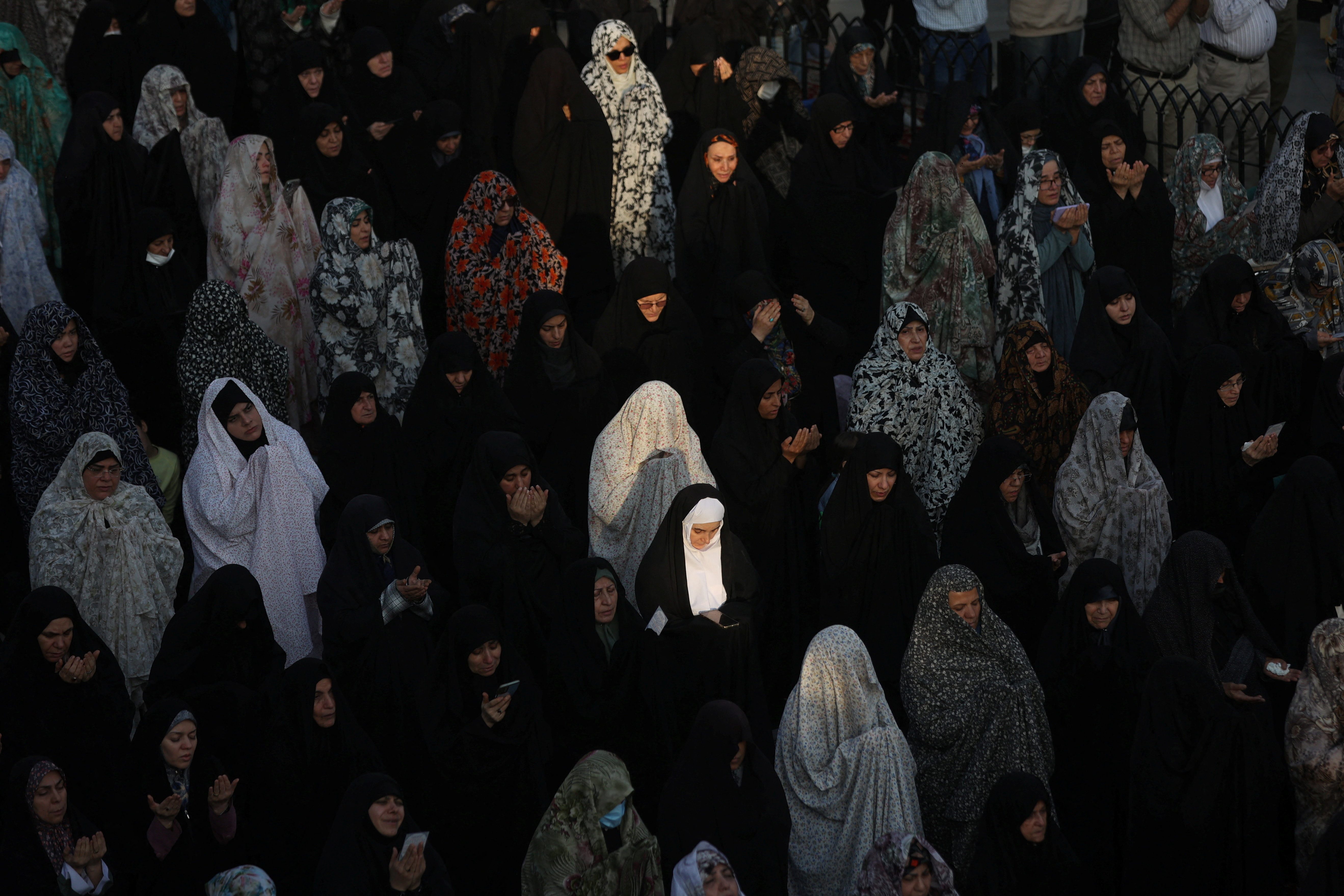 Kuraklıkla boğuşan İran'ın başkenti Tahran'da halk yağmur duası için camilerde