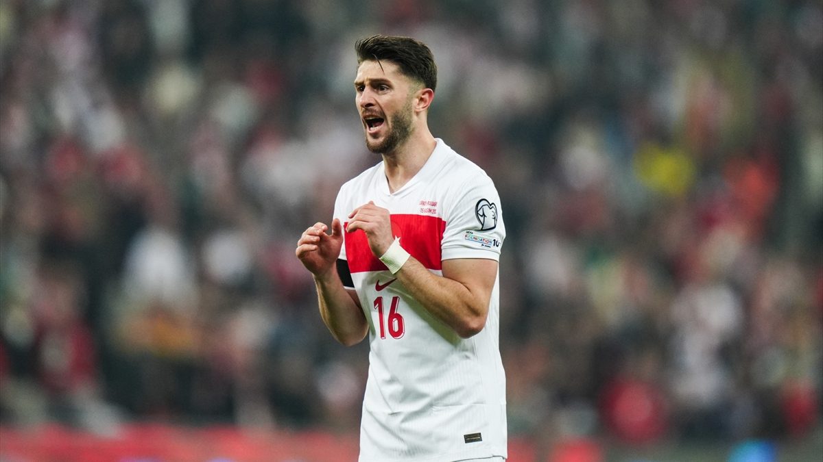 Milli futbolcu İsmail Yüksek, Bulgaristan maçının 89. dakikasında gördüğü sarı