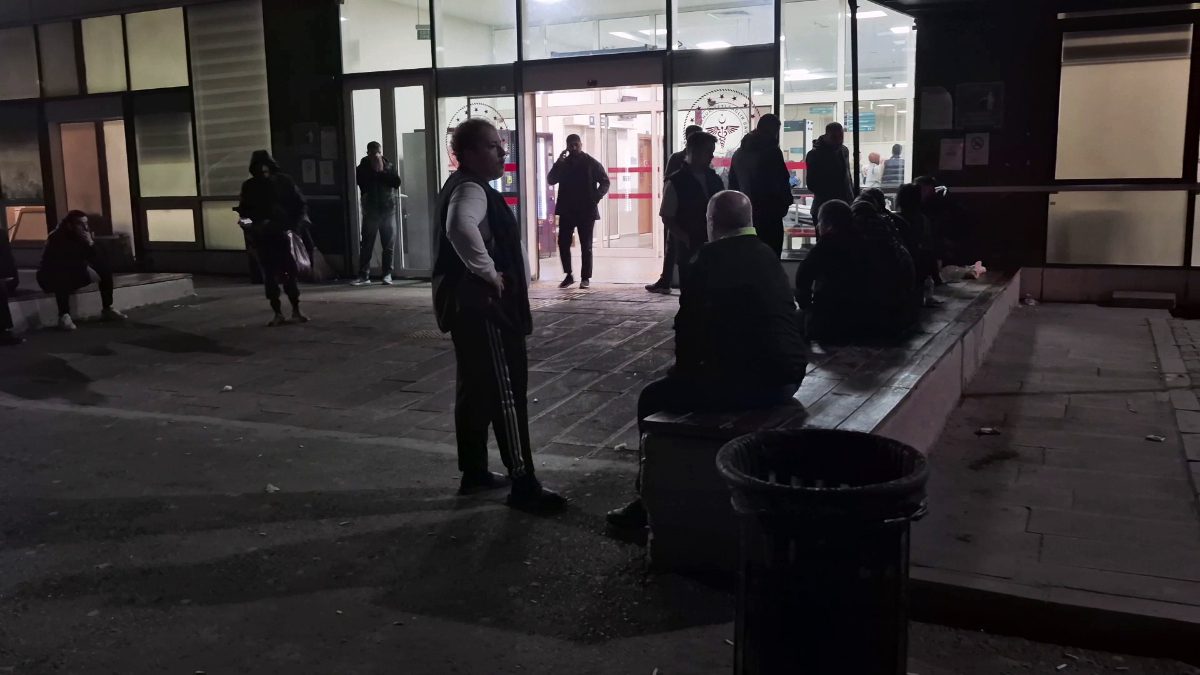 Sultangazi'de katıldıkları sünnet töreninde ikram edilen tavuklu pilavı yiyen 150