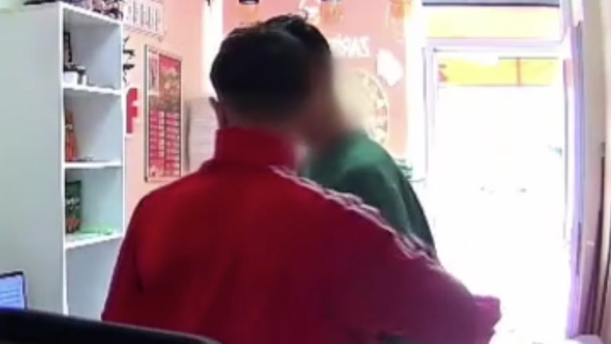 Arnavutköy'de iki kişi, geldikleri çiğköftecide sipariş ettikleri dürüm, tatlı ve