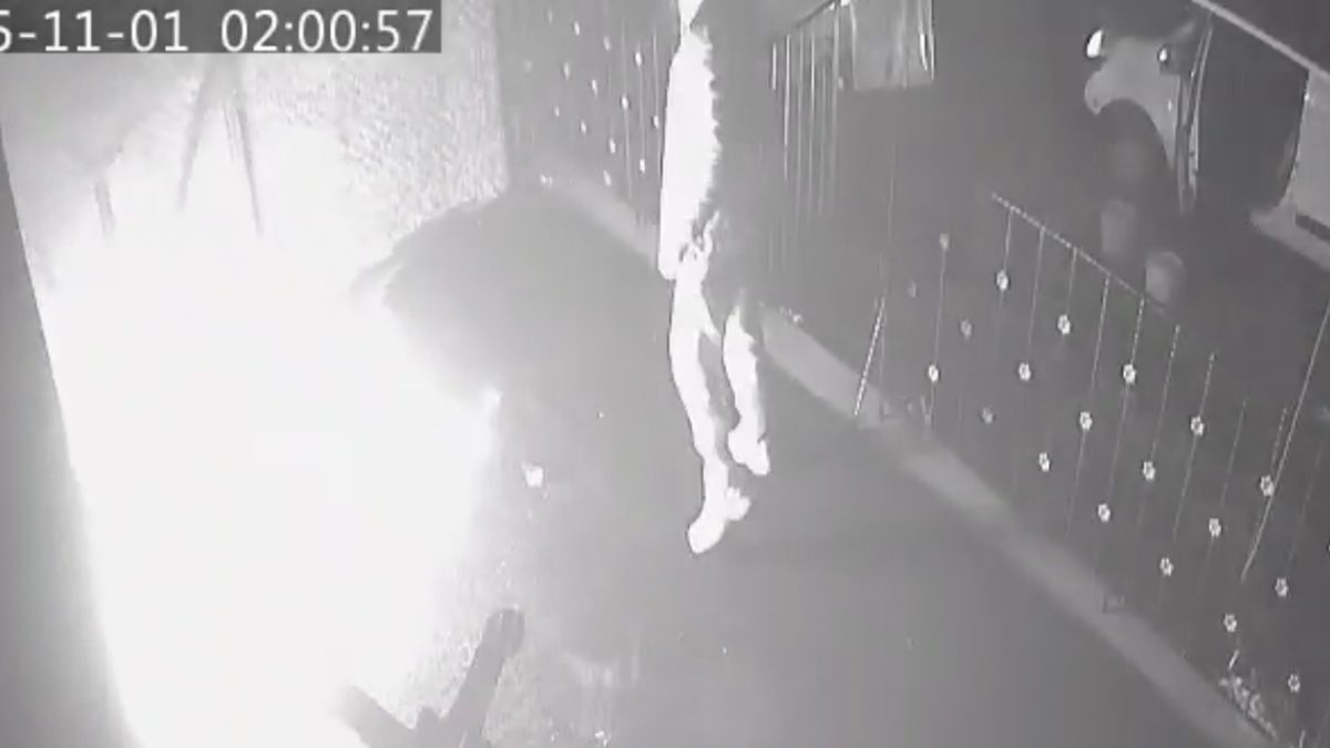 Kağıthane'de Engin T. bir dükkanın önünde sevgilisini darbederek zorla araca