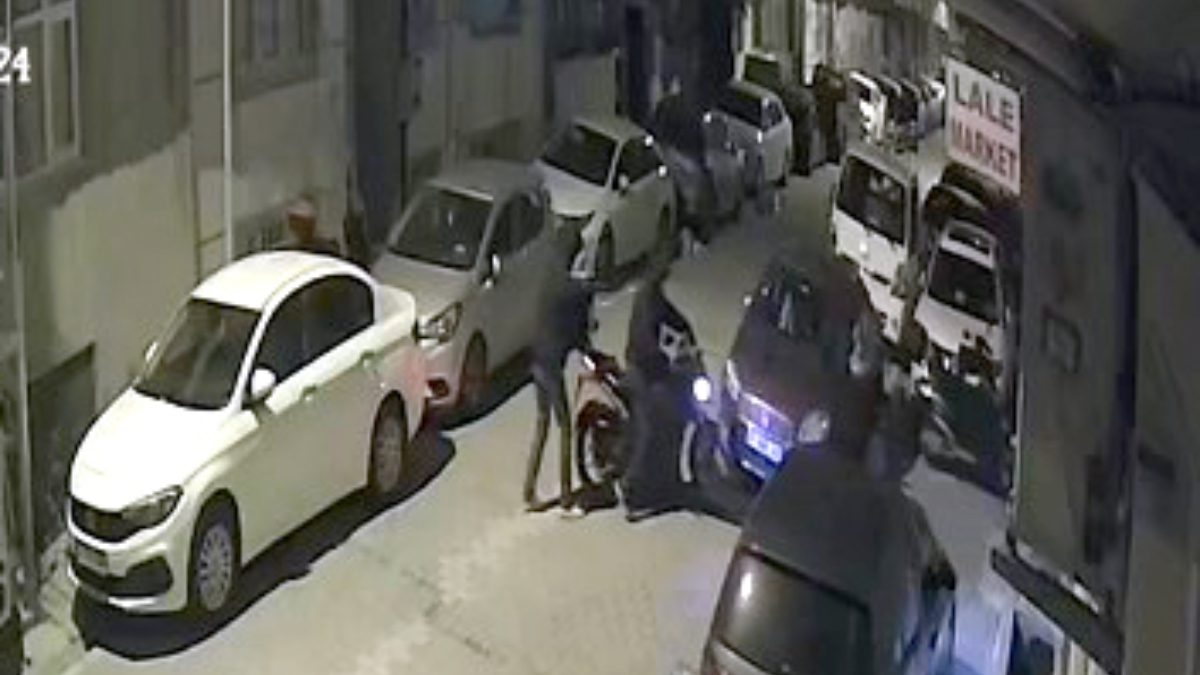 Esenyurt'ta kapüşonlu 2 şüpheli, bir süre kontrol ettikleri motosikleti saniyeler