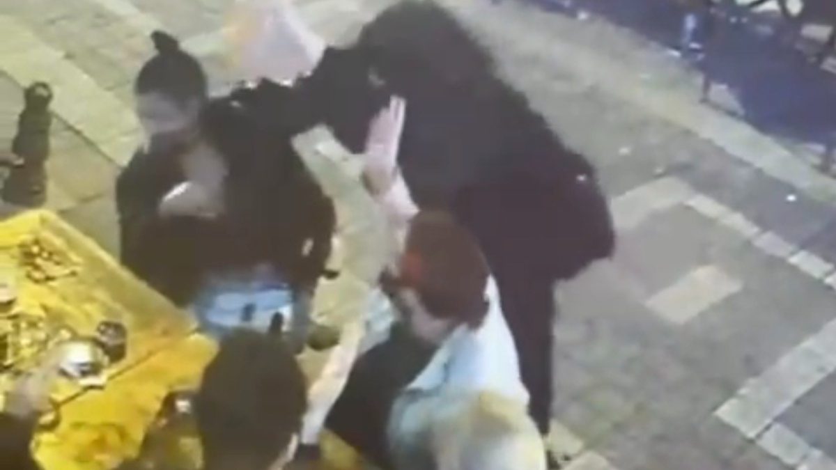 Kadıköy'de bir eğlence mekanının önünde oturan Gözde Yılmaz, bir kadın