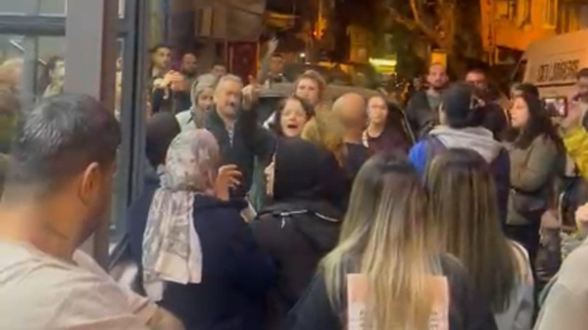 Beyoğlu’nda özel bir hastanenin çalışanları, iddiaya göre 7 aydır maaşlarını