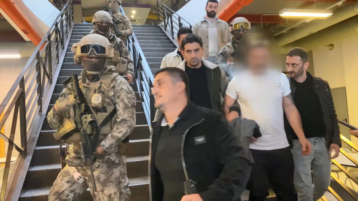 Sarıyer'de  TV8-Beinsport binasına silahla giren Kemal S. ekiplerce ikna