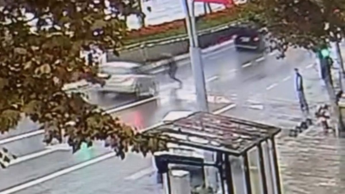 Sultangazi'de yolun karşısına geçmeye çalışan 18 yaşındaki otizmli Mecit Emre