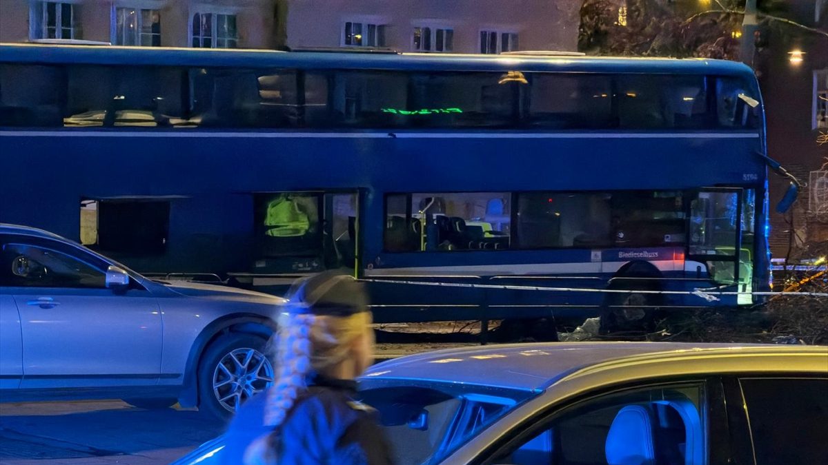 İsveç'in başkenti Stockholm'de çift katlı otobüsün bir durağa çarpması sonucu