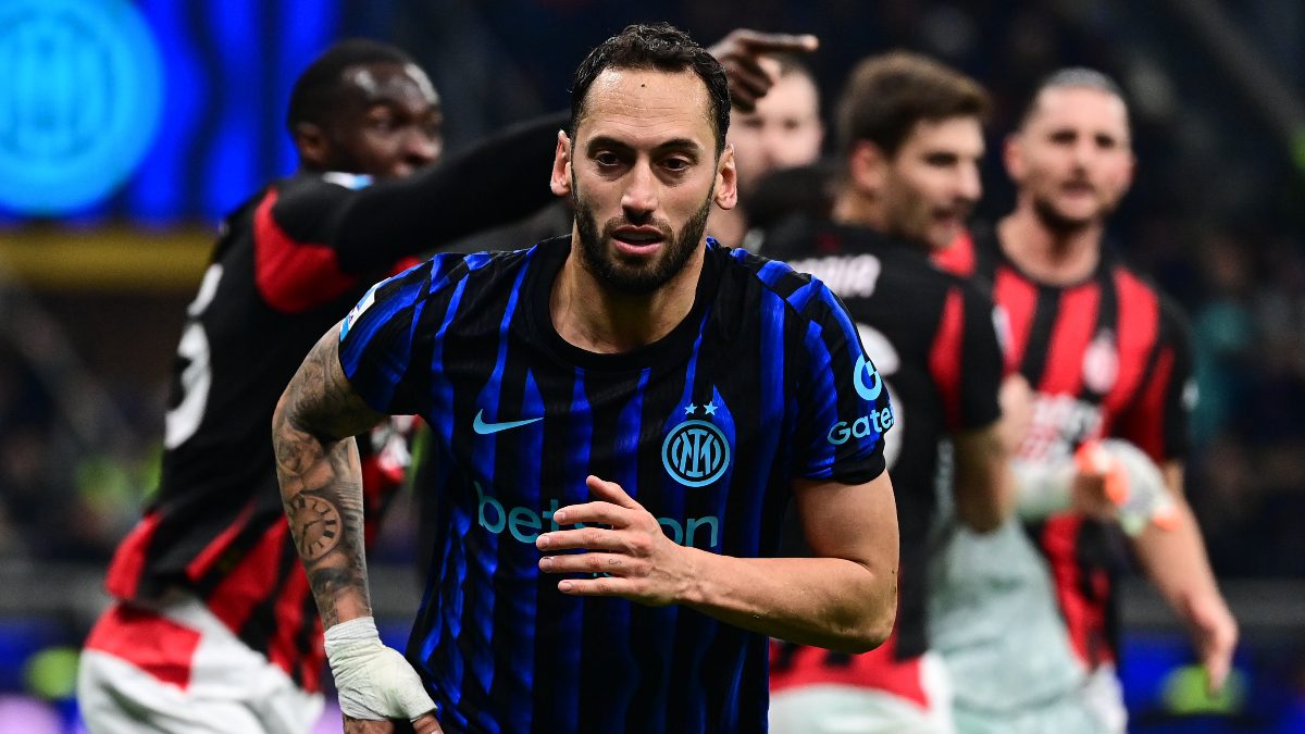 Hakan Çalhanoğlu'nun formasını giydiği Inter, derbide sahasında Milan'a 1-0 mağlup