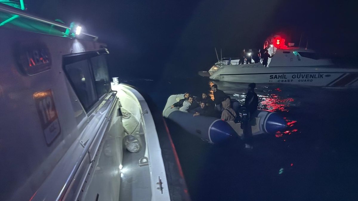 İzmir Seferihisar açıklarında 38 düzensiz göçmen yakalandı, göçmen kaçakçılığı iddiasıyla