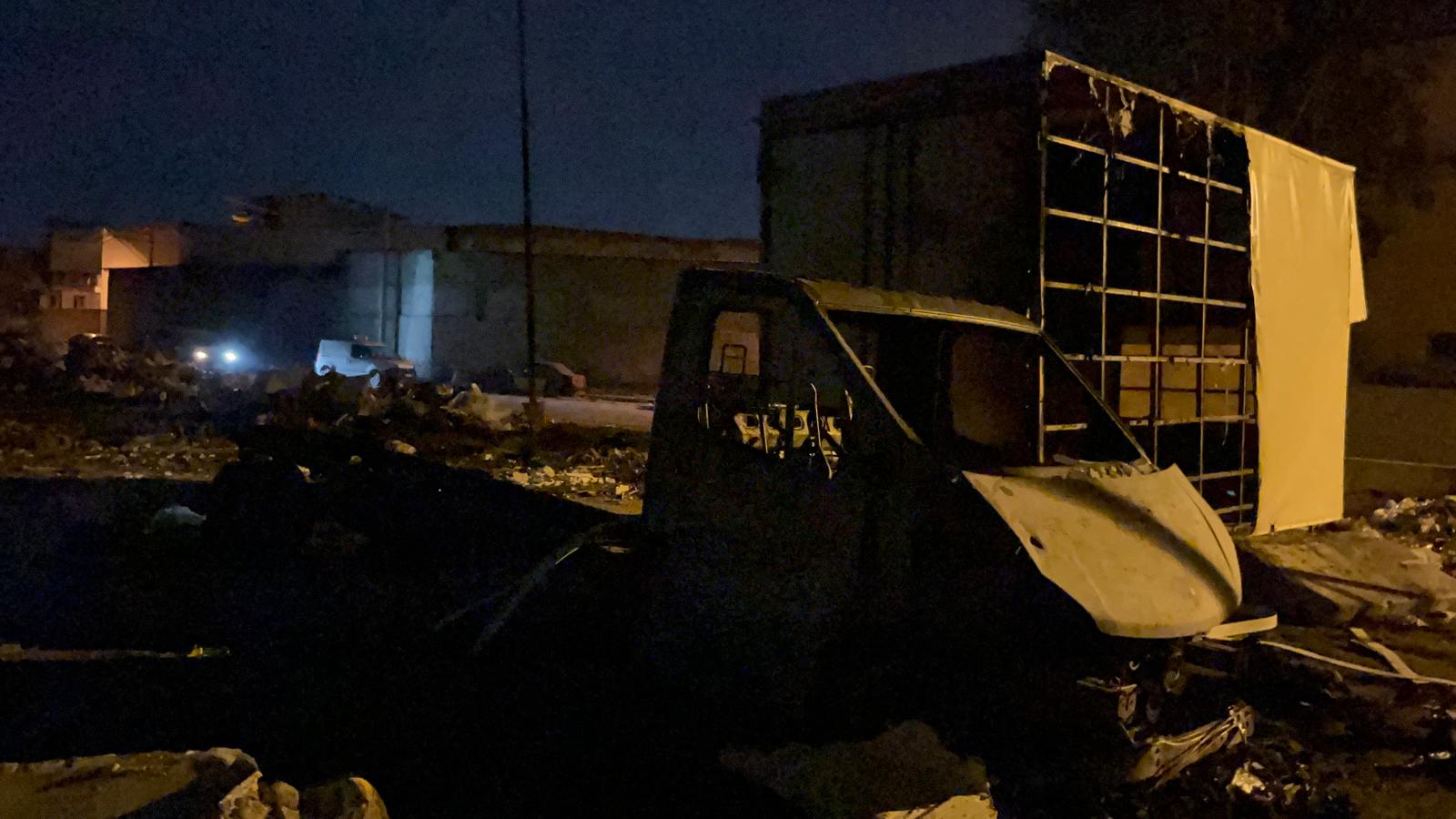 İzmir'de boş alandaki atık yığınının alev aldı. Alevlerin sıçradığı bir