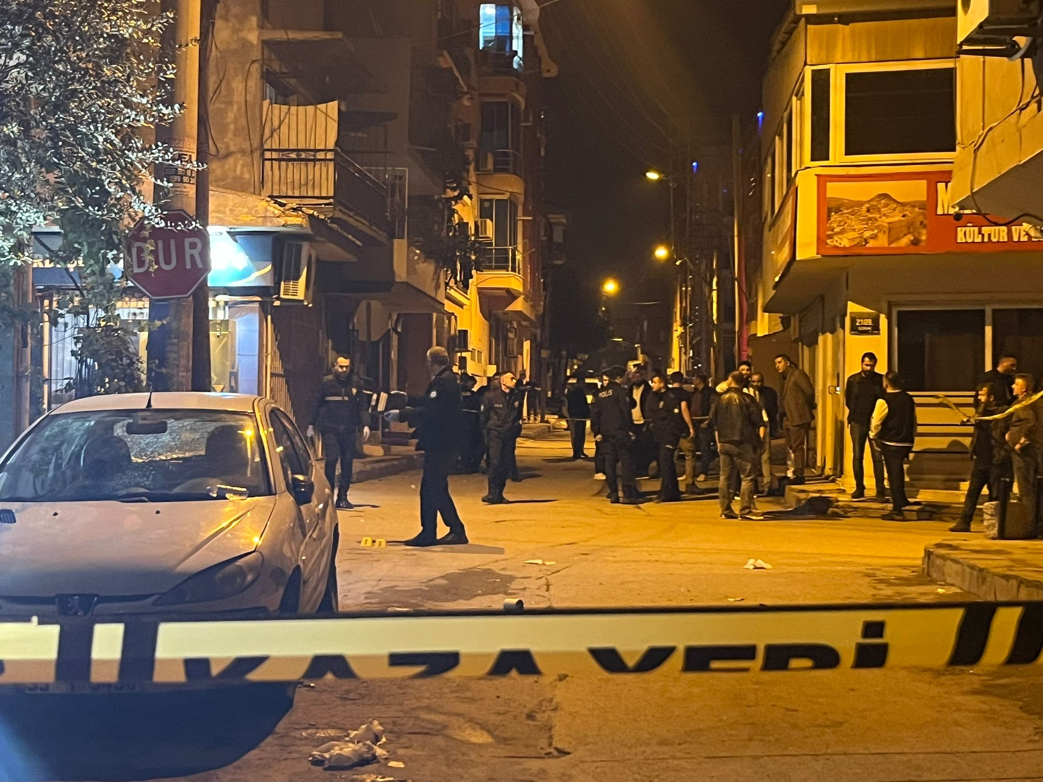 İzmir'de 5 şüpheli tarafından bir iş yerine gerçekleştirilen silahlı saldırıda