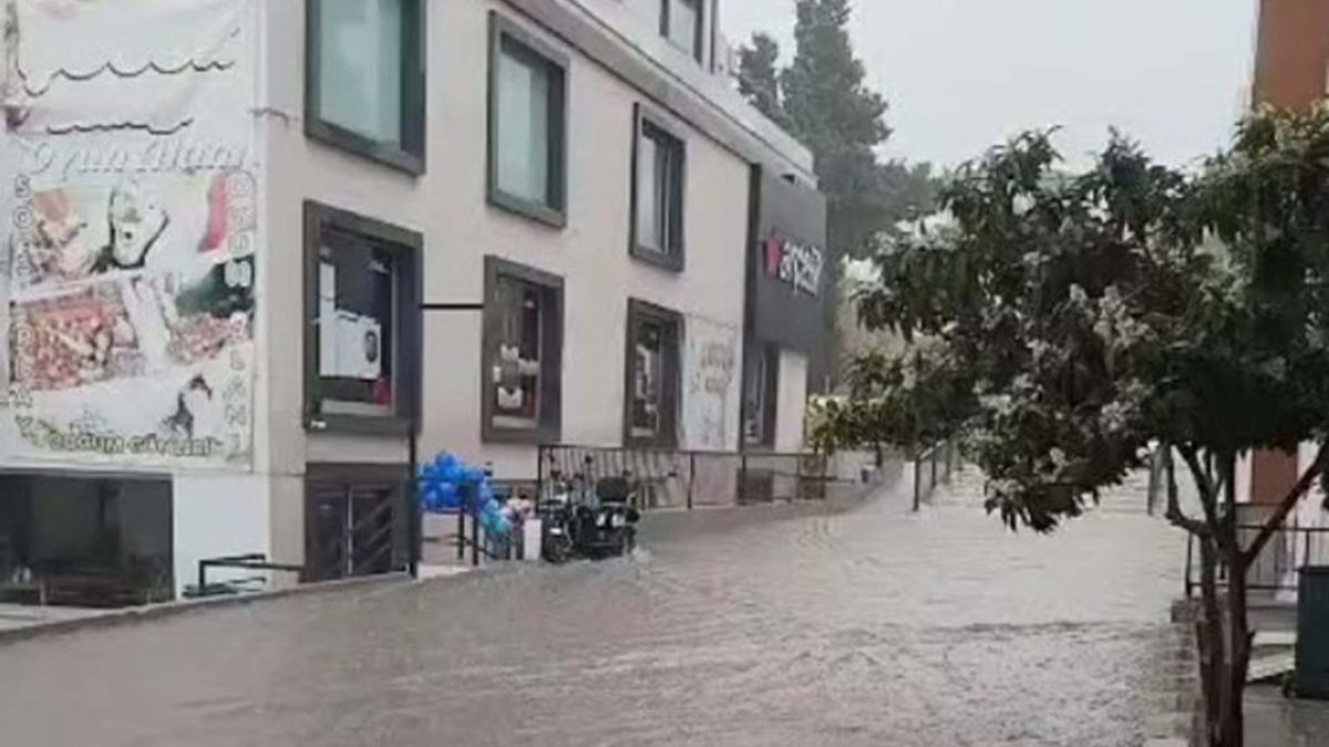 İzmir'in Foça ilçesinde etkili olan sağanak, hayatı olumsuz etkiledi. Bazı