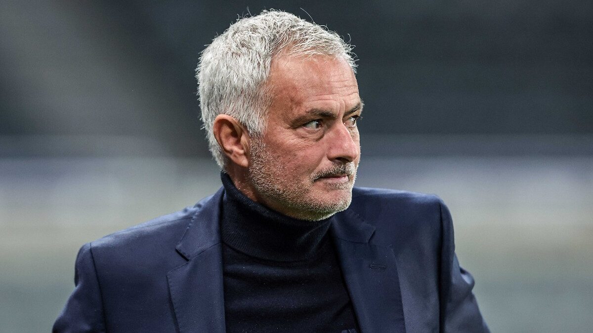 Benfica Teknik Direktörü Jose Mourinho, "Başka kulüplerin oyuncuları hakkında konuşamam.