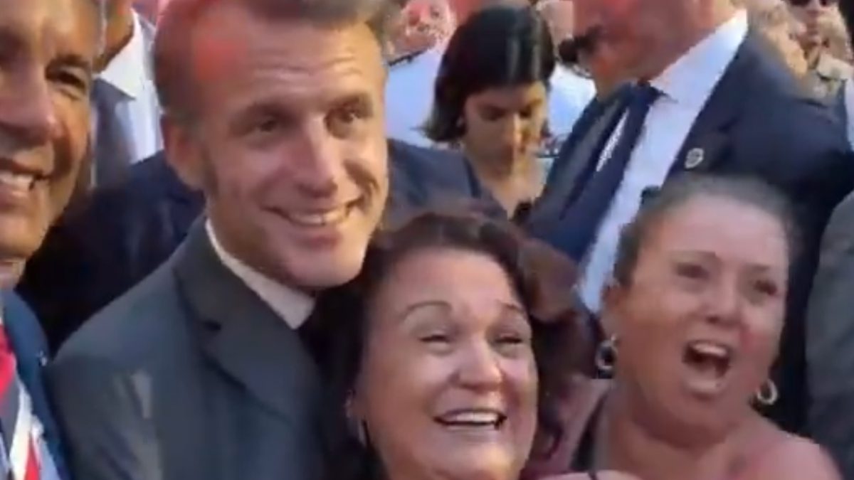 Fransa Cumhurbaşkanı Emmanuel Macron, gittiği bir etkinlikte kadınların yoğun ilgisiyle
