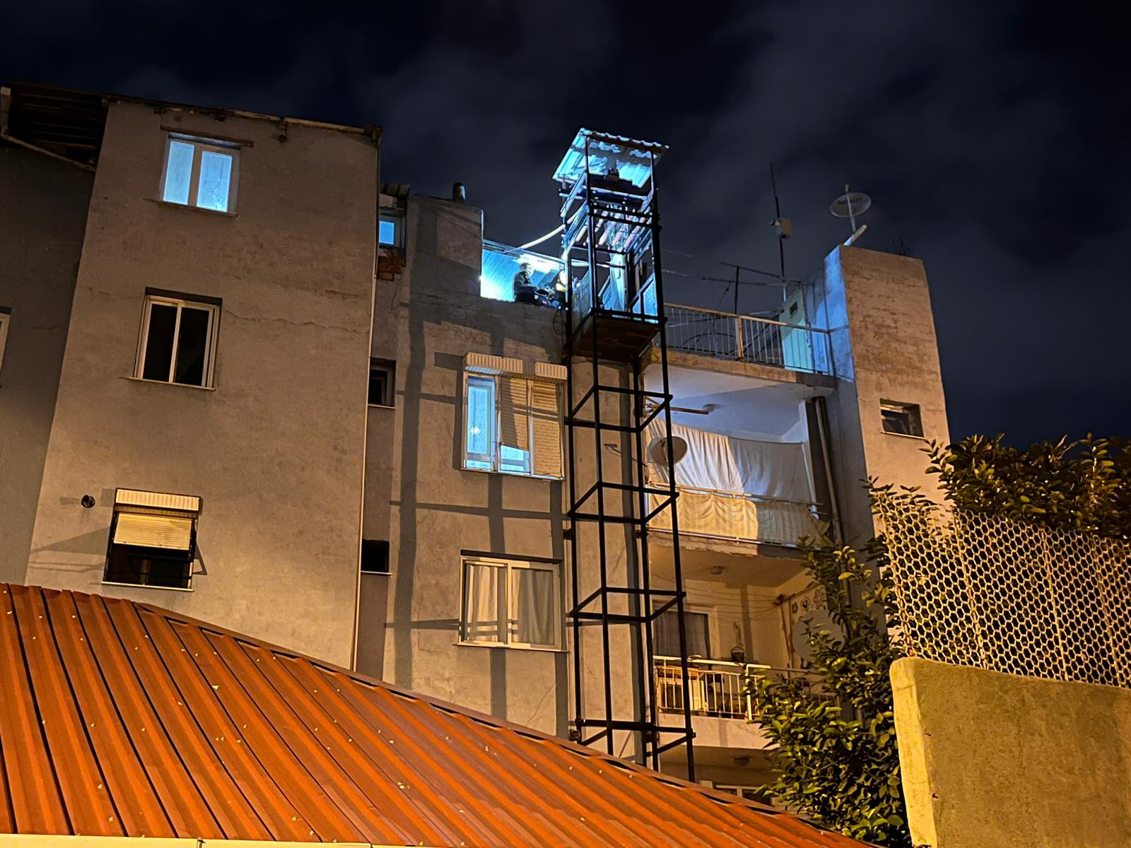 İzmir'in Bayraklı ilçesinde bedensel engelli kardeşi için yaklaşık 1 ay