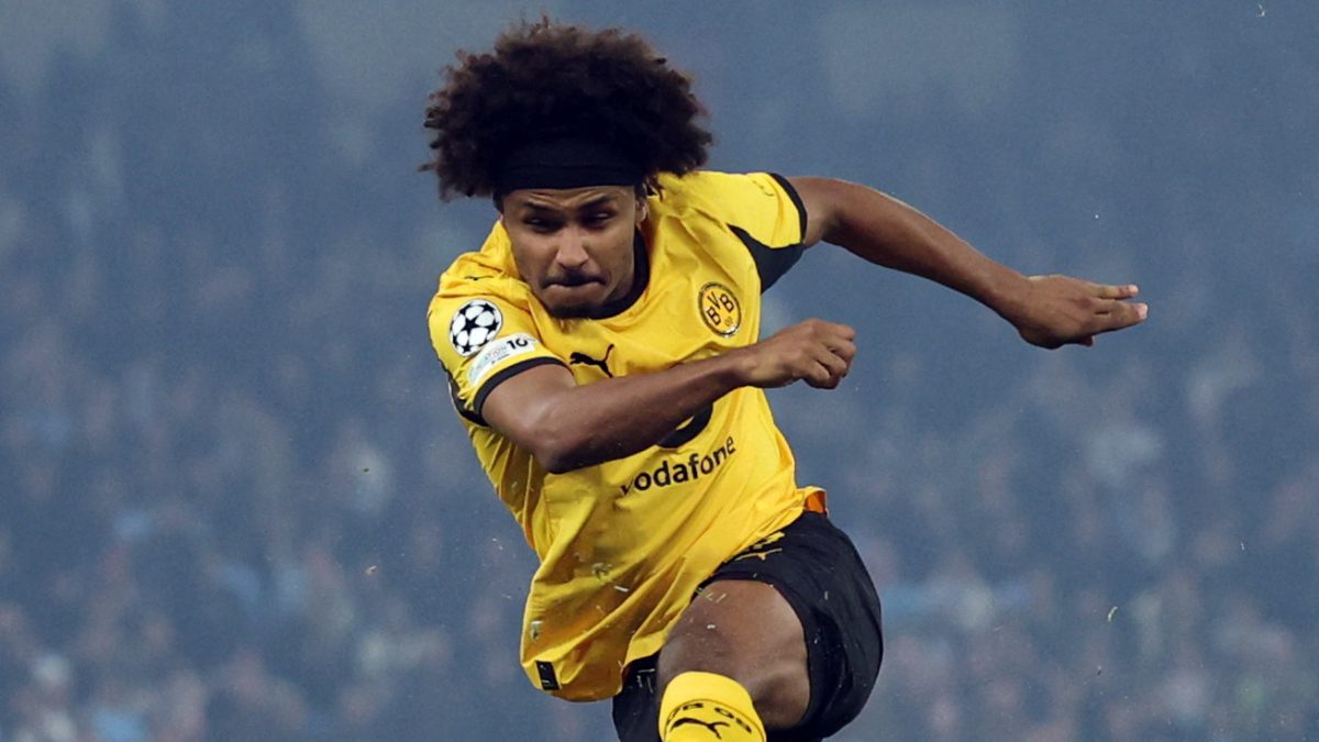 Borussia Dortmund'un yıldız oyuncusu Karim Adeyemi, muşta ve elektroşok silahı