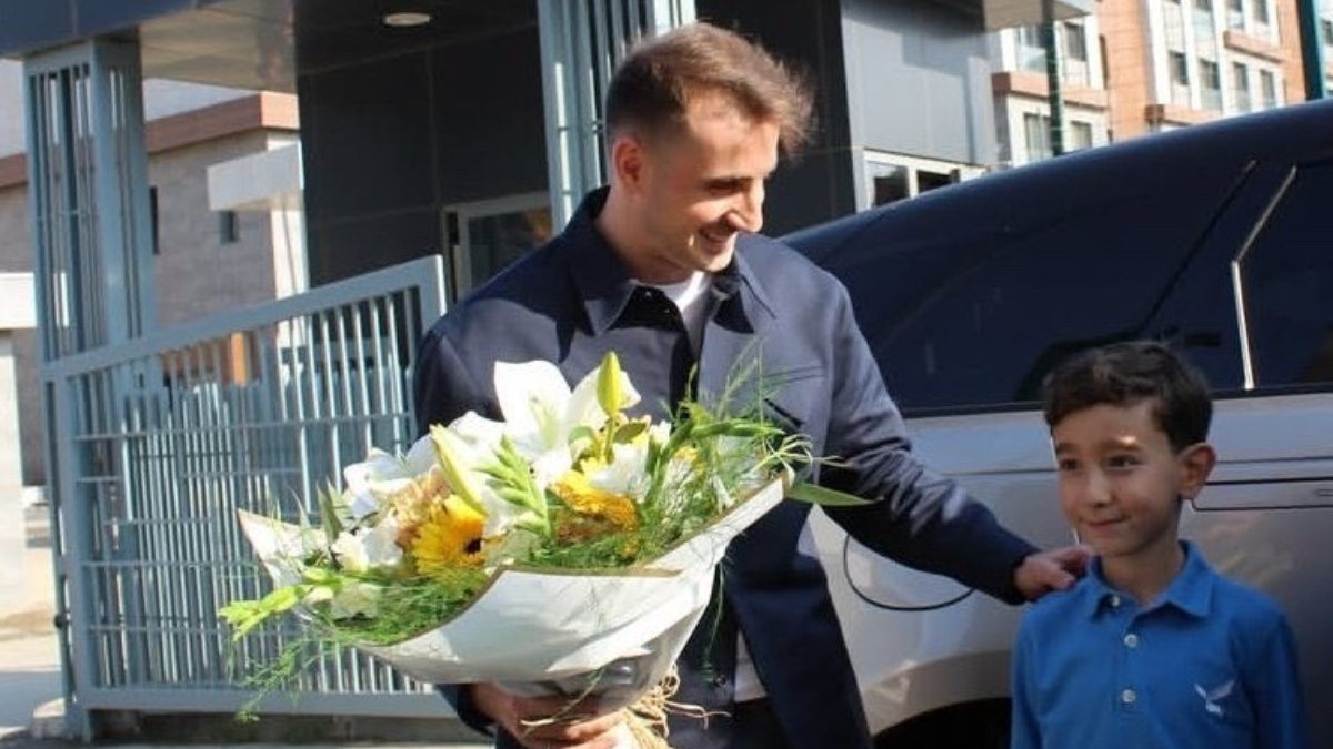 Kerem Aktürkoğlu, okul başkanlığı seçiminde kendisini getireceğine söz veren minik