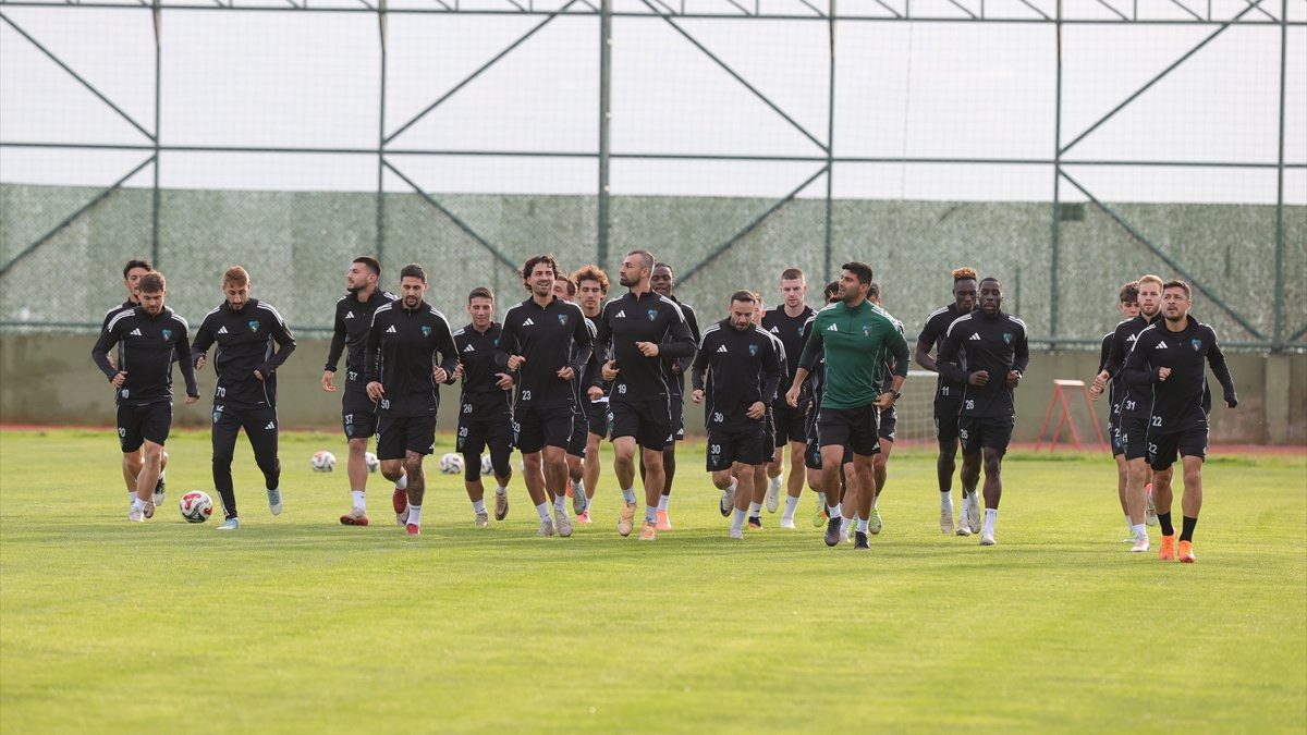 Futbolcu alacakları nedeniyle son günlerde gündeme gelen Kocaelispor'da bugün oyunculara