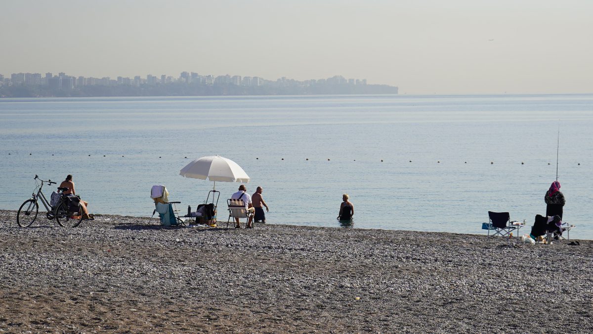 Antalya'da havanın 27, deniz suyu sıcaklığının 24 derece olduğu kentte,