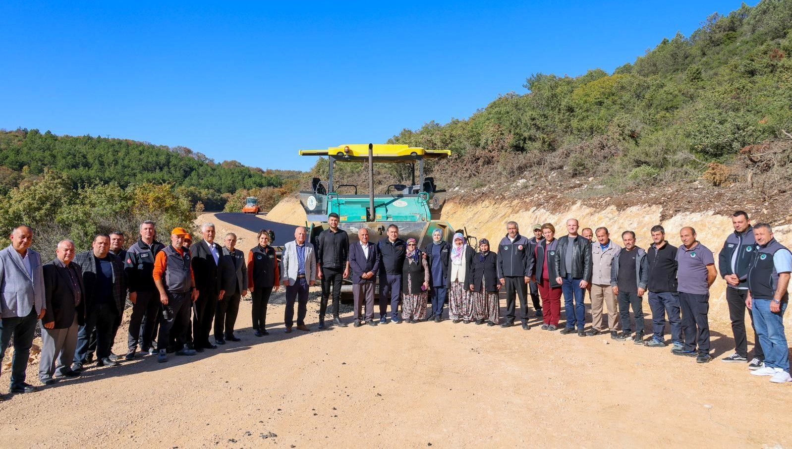 Bilecik'in Gölpazarı ilçesinde yapımı devam eden Hamidiye-Bolatlı-Beşevler köy yolu sıcak