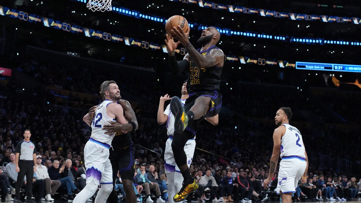 Vince Carter'ı geride bırakan LeBron James, NBA'de 23 sezon forma