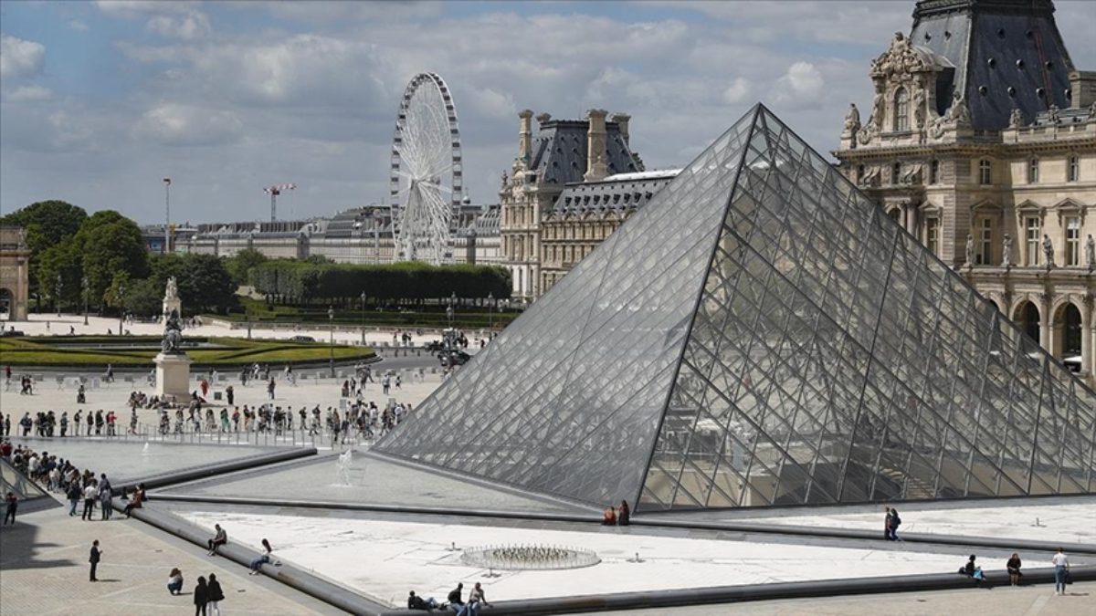 Fransa'nın başkenti Paris'te bulunan Louvre Müzesi’ndeki 88 milyon euroluk tarihi