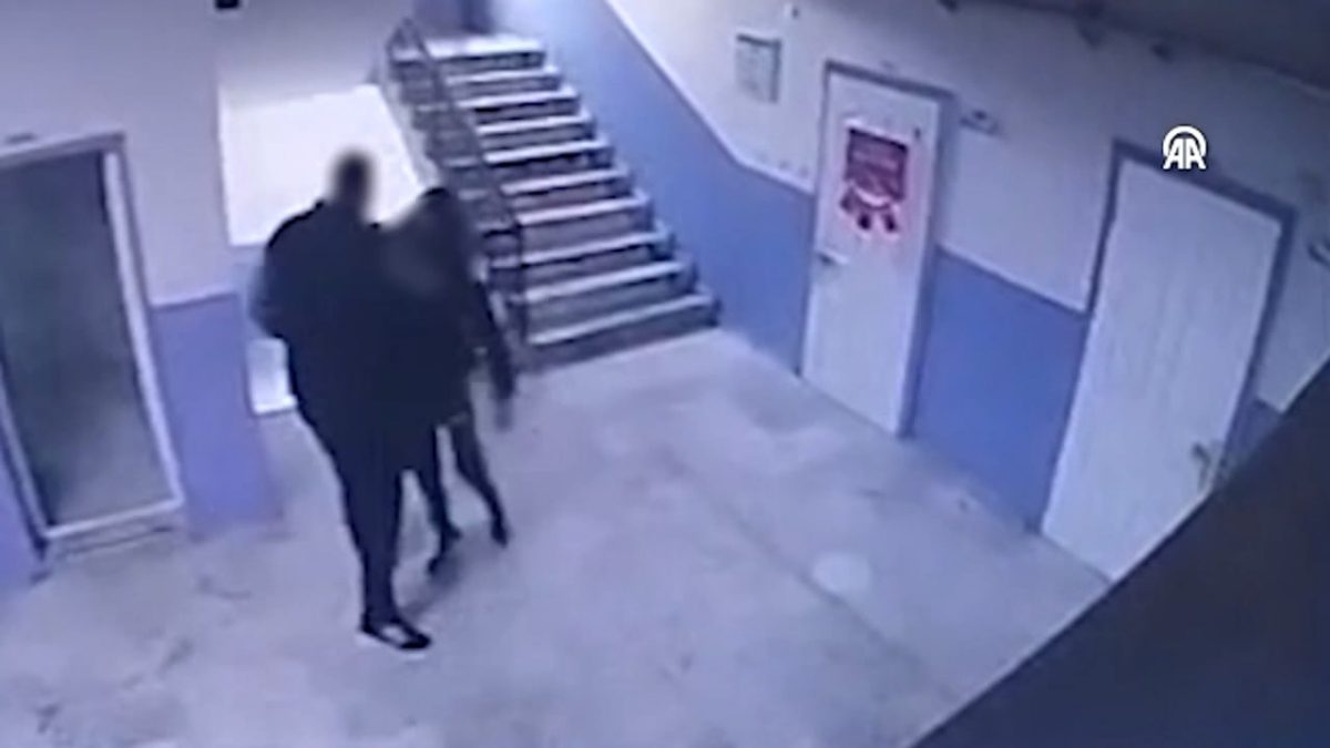 Turgutlu ilçesinde, otizmli bir öğrenciyi merdivenden ittiği öne sürülen okul