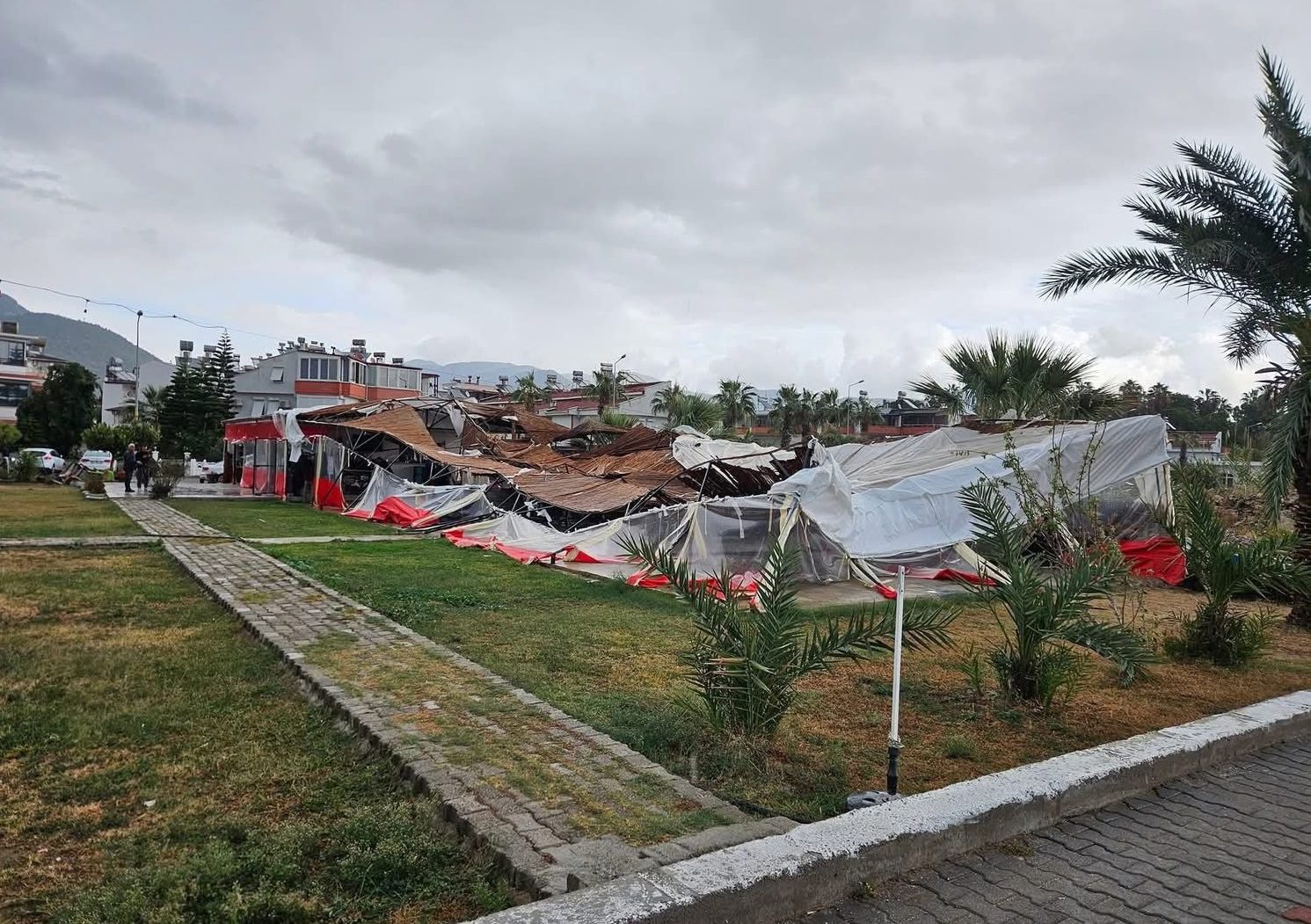 Mersin'in Anamur ve Bozyazı ilçelerinde sabah saatlerinde hortum çıktı. Hortum,