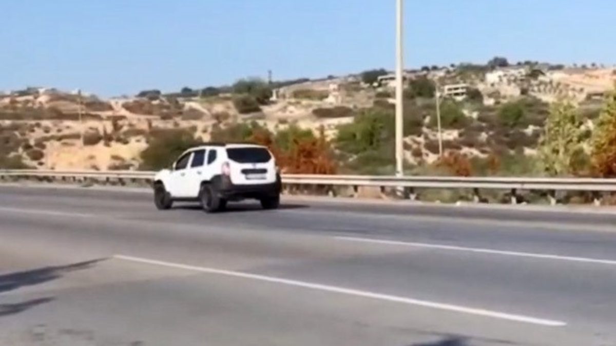 Bir vatandaş, otoyolda geri giden sürücüyü cep telefonu kamerasıyla anbean