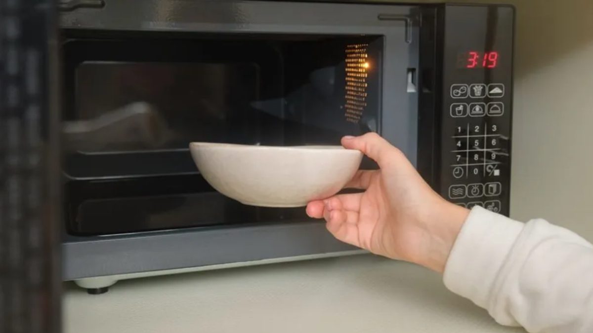 Günümüzde hemen her mutfakta bulunan mikrodalga fırınlar, yemekleri kısa sürede